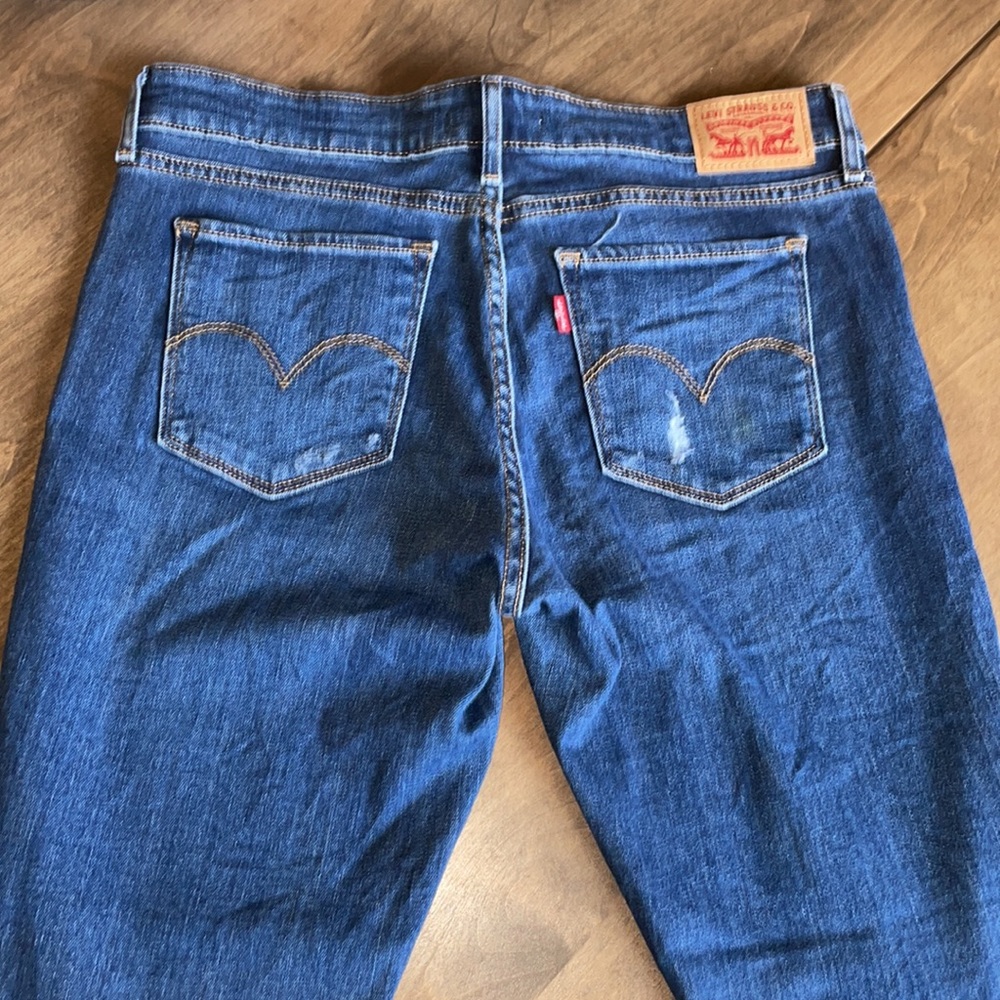 Woman’s Levi’s - Picture 2 of 6